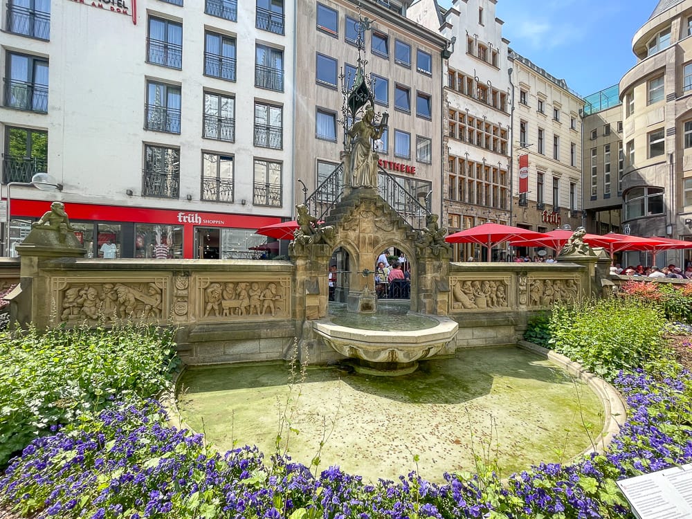 Der Heinzelmännchenbrunnen in Köln mit Kindern