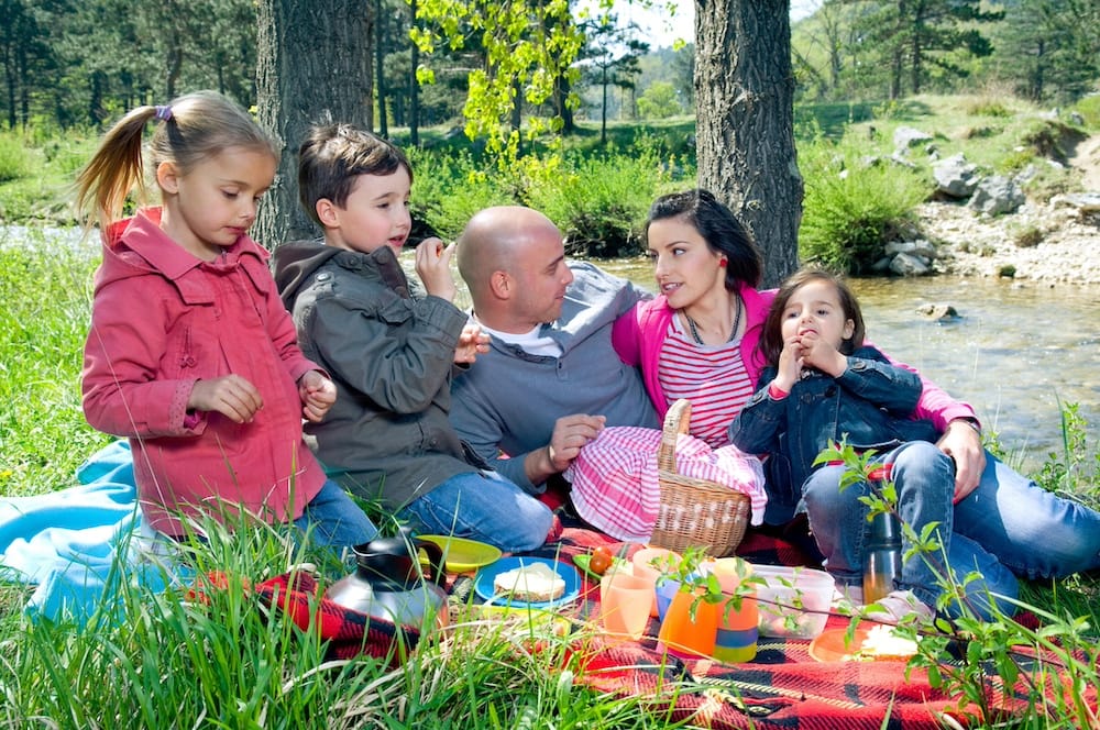 Picknick als Osterausflug mit Kindern