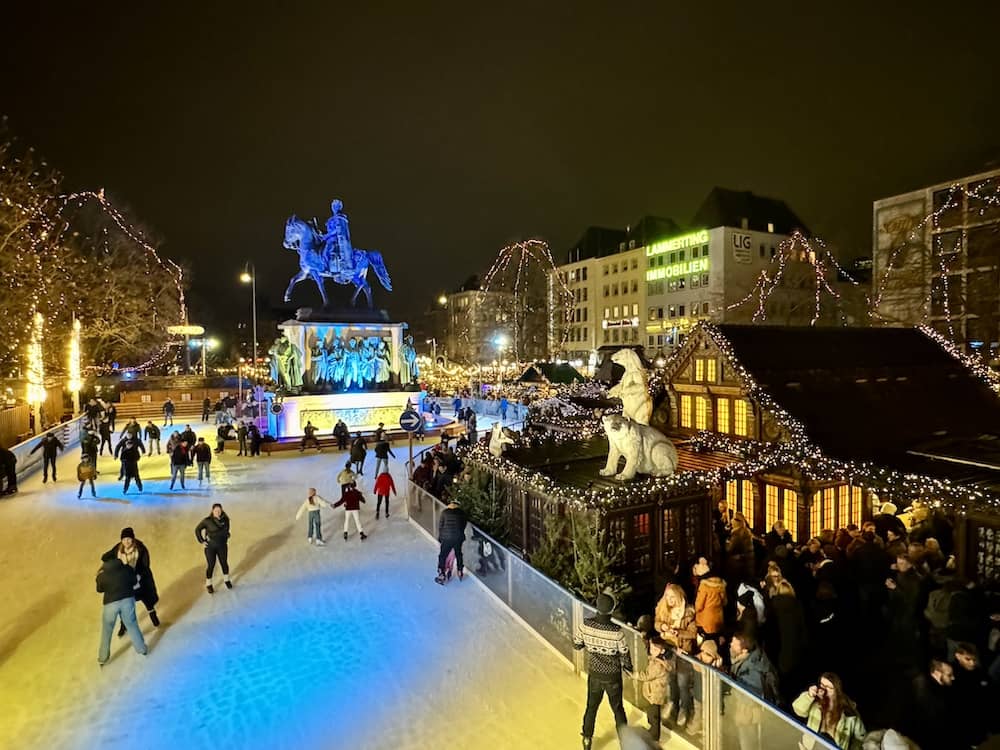 Eisbahn auf Heinzels Weihnachtsmarkt in Köln